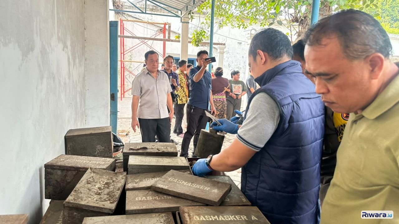 KPH Eddy Wirabhumi memberikan keterangan terkait penemuan granat kuno di kawasan Panti Pidana Karaton Surakarta Hadiningrat Selasa 20 Oktober 2026 Benda berbahaya tersebut ditangani kepolisian bersama tim Jihandak